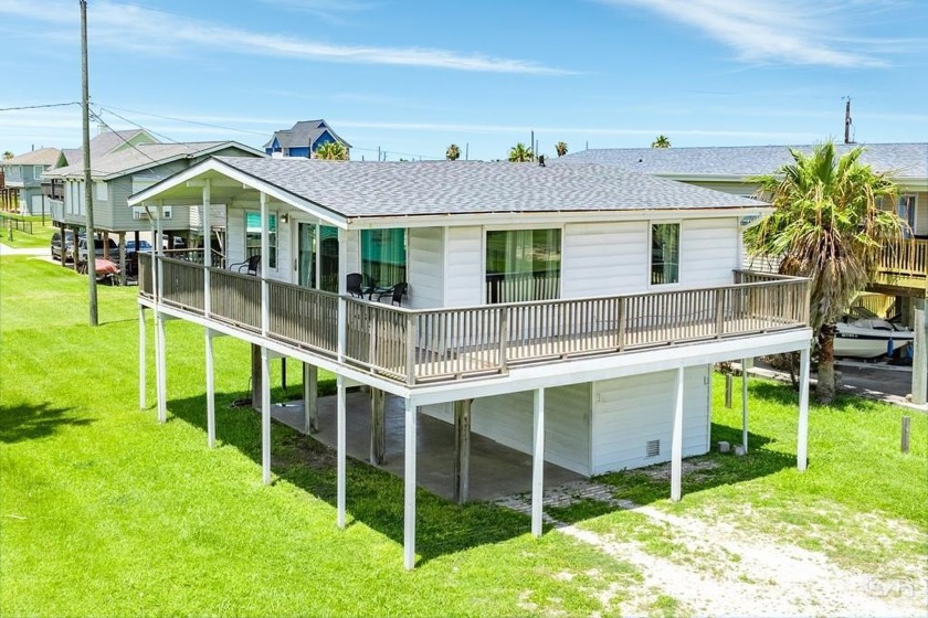 ADORABLE COASTAL COTTAGE! This affordable 2-bedroom home has - Beach Home for sale in Galveston, Texas on Beachhouse.com