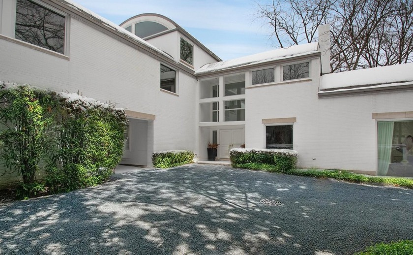 A Nagle Hartray-designed architectural showstopper, this unique - Beach Home for sale in Highland Park, Illinois on Beachhouse.com