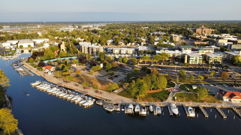 Beautifully updated, fully furnished,  2 bedroom, 2 bath condo - Beach Condo for sale in Grand Haven, Michigan on Beachhouse.com