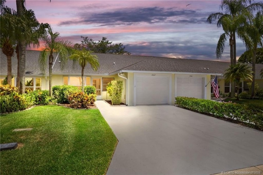 ELEGANT, AFFORDABLE, AND MOVE IN READY! This beautifully - Beach Home for sale in Hobe Sound, Florida on Beachhouse.com