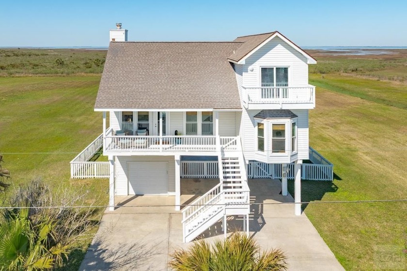 Best of both worlds with this 3-bedroom 2 bath home offering - Beach Home for sale in Galveston, Texas on Beachhouse.com