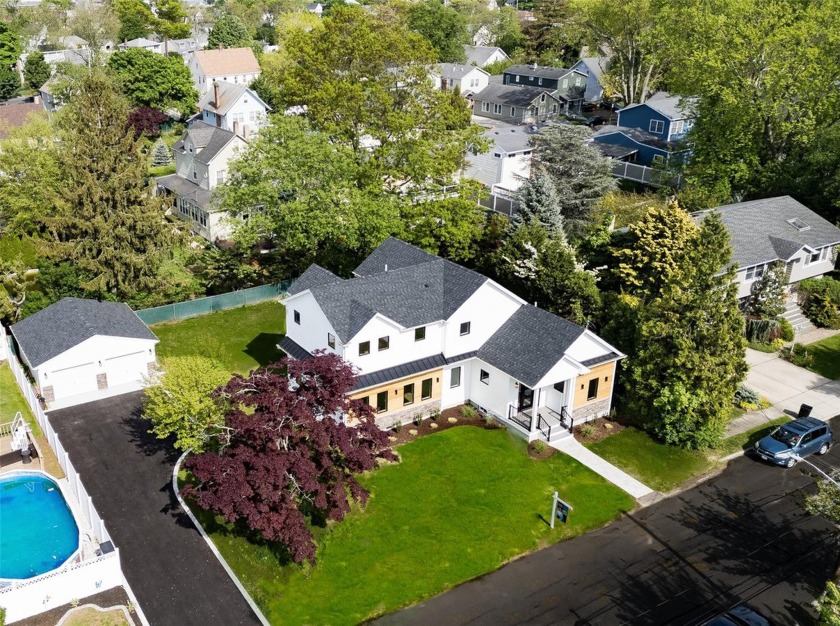 STUNNING MODERN HOME LOCATED in ONE of LONG ISLANDS MOST - Beach Home for sale in Lindenhurst, New York on Beachhouse.com