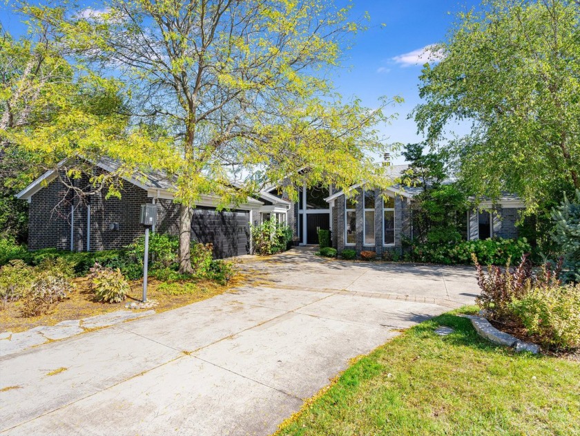 Welcome to this exquisite 2 Bedroom + den *empty nester* ranch - Beach Home for sale in Highland Park, Illinois on Beachhouse.com