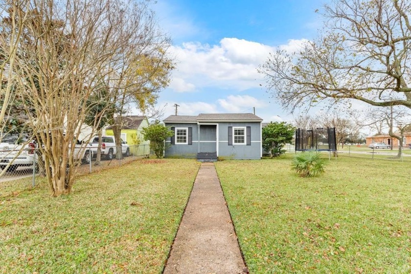 Come take a look at this delightful 2-bedroom, 1-bathroom home - Beach Home for sale in Texas City, Texas on Beachhouse.com