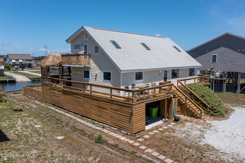 This 5 bed/3 bath coastal retreat lives far larger than it - Beach Home for sale in North Topsail Beach, North Carolina on Beachhouse.com