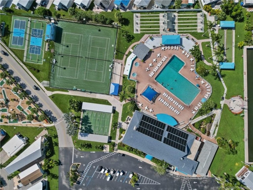 WELCOME TO PARADISE ~~~ Located in the charming Section 1 of - Beach Home for sale in Jensen Beach, Florida on Beachhouse.com