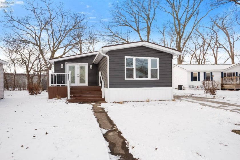 The Fountains!!Stunningly Renovated 3-Bedroom, 2-Bath Mobile - Beach Home for sale in Port Clinton, Ohio on Beachhouse.com