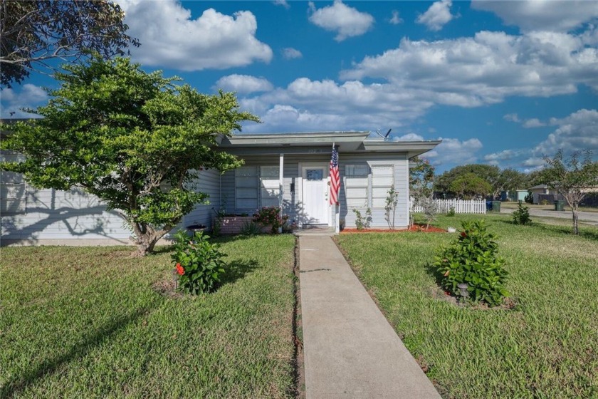 PRIME DUPLEX OPPORTUNITY NEAR TAMCC & the BEACH! Turn-key, fully - Beach Home for sale in Corpus Christi, Texas on Beachhouse.com