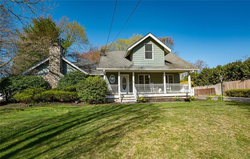 Welcome to this charming Expanded Cape nestled in the heart of - Beach Home for sale in Brightwaters, New York on Beachhouse.com