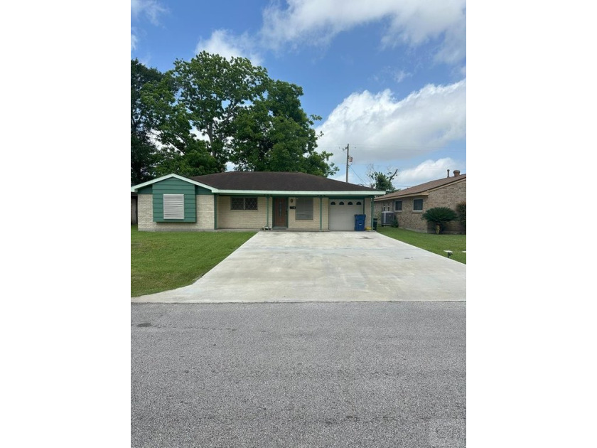 This Ranch style home could use some updates, being sold *AS IS* - Beach Home for sale in Texas City, Texas on Beachhouse.com