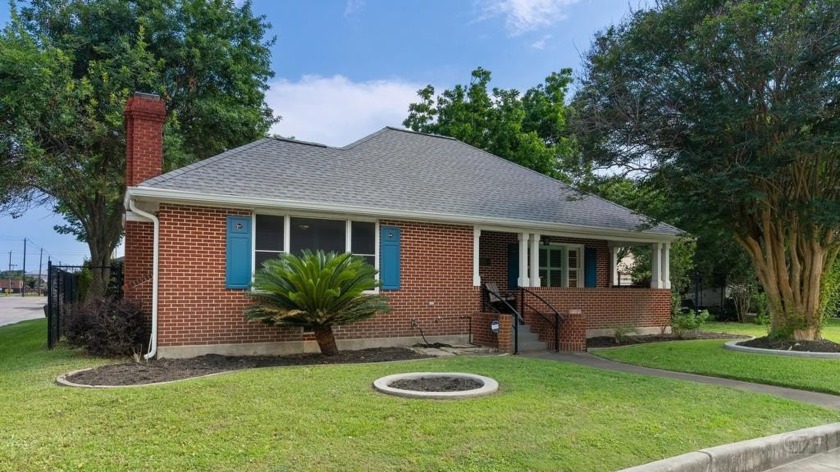 Traditional Midtown home on 2 lots with beautiful trees & - Beach Home for sale in Galveston, Texas on Beachhouse.com