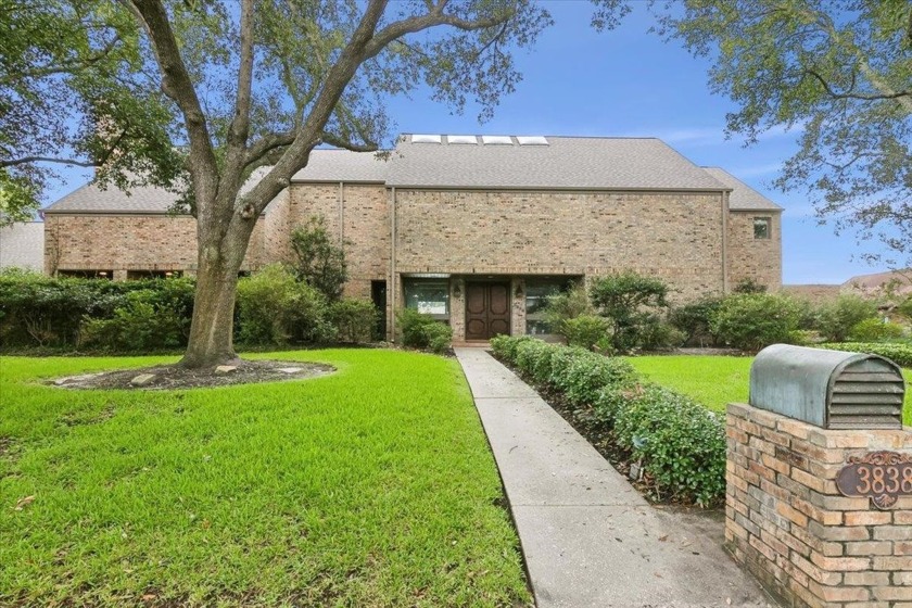 Eloquent home in Stonegate Manor! Soaring ceilings, gas - Beach Home for sale in Port Arthur, Texas on Beachhouse.com