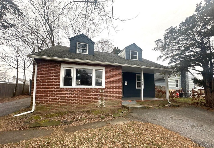 Fantastic Cape Cod-style home with a full basement, detached - Beach Home for sale in North Babylon, New York on Beachhouse.com