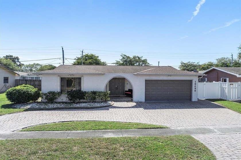 Welcome to this cozy single-family home in Sunrise Golf Village - Beach Home for sale in Sunrise, Florida on Beachhouse.com