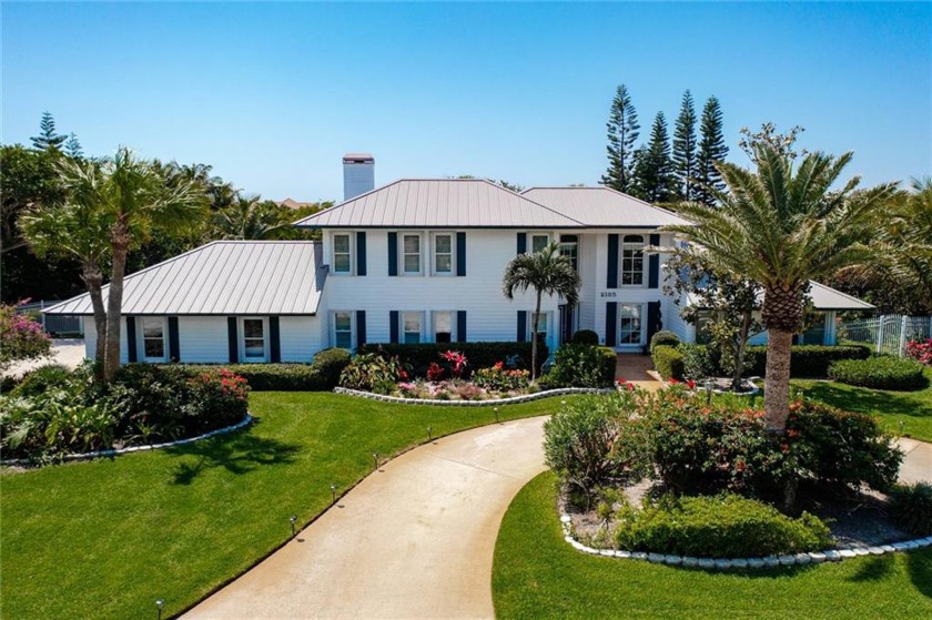 LOCATION! SPACIOUS! PRIVATE .5 acre lot!  Move in ready w - Beach Home for sale in Vero Beach, Florida on Beachhouse.com