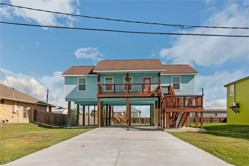 Nestled just minutes away from Aransas Bay, this charming 3/2 - Beach Home for sale in Rockport, Texas on Beachhouse.com