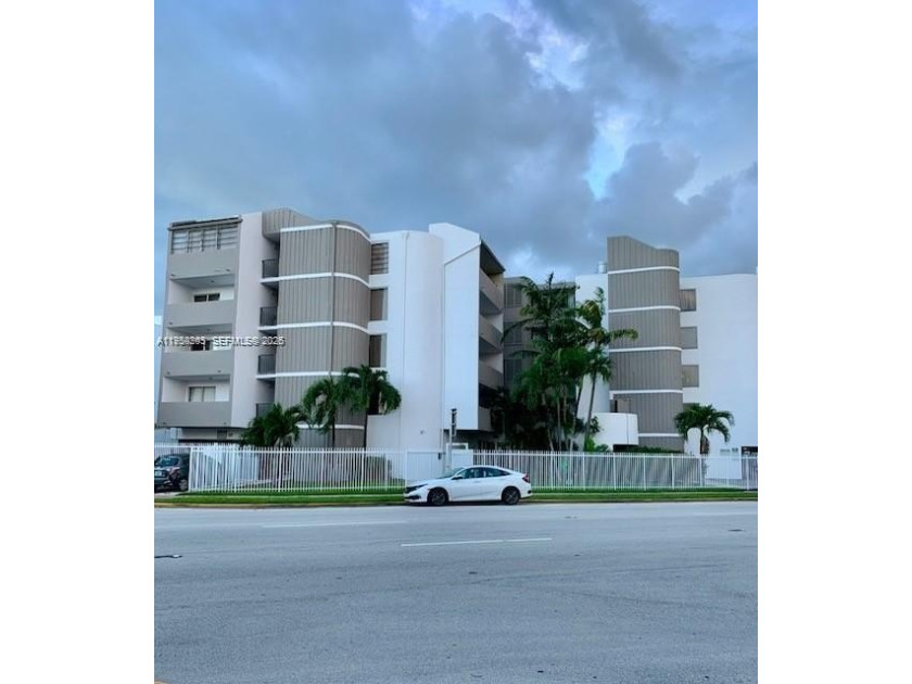 Well-located 1 bed / 1 bath condo in Miami Beach featuring a - Beach Condo for sale in Miami Beach, Florida on Beachhouse.com