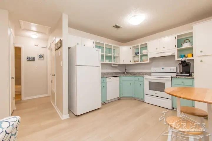 REMODELED 2 BED 1 BATH CONDO! ~~ LOCATED IN THE BACK OF BLDG FOR - Beach Home for sale in Gulf Breeze, Florida on Beachhouse.com