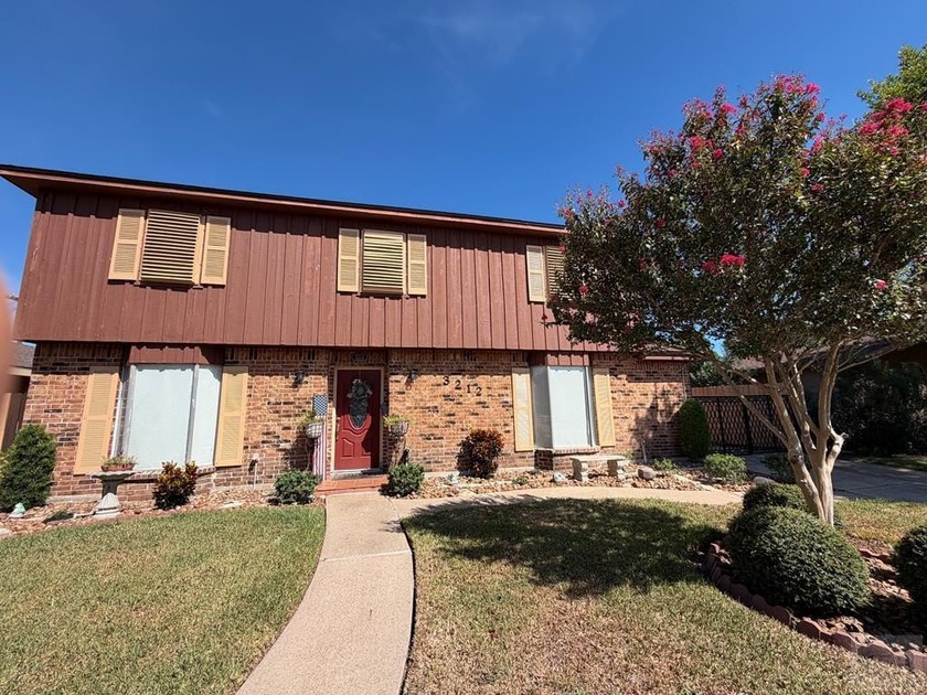 This delightful two-story 4 bedroom custom home, constructed in - Beach Home for sale in Galveston, Texas on Beachhouse.com