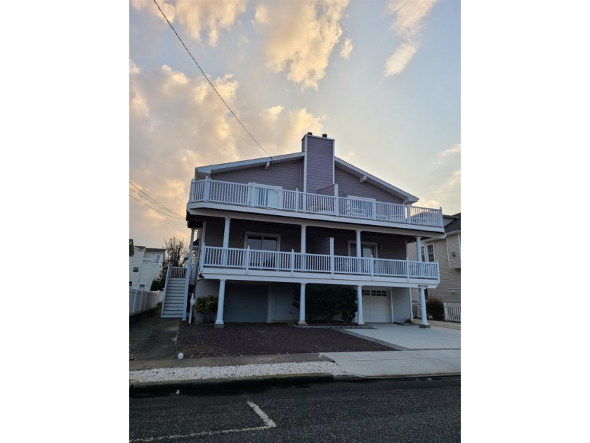 This Spacious townhome has plenty of options for today's buyer! - Beach Townhome/Townhouse for sale in Avalon, New Jersey on Beachhouse.com
