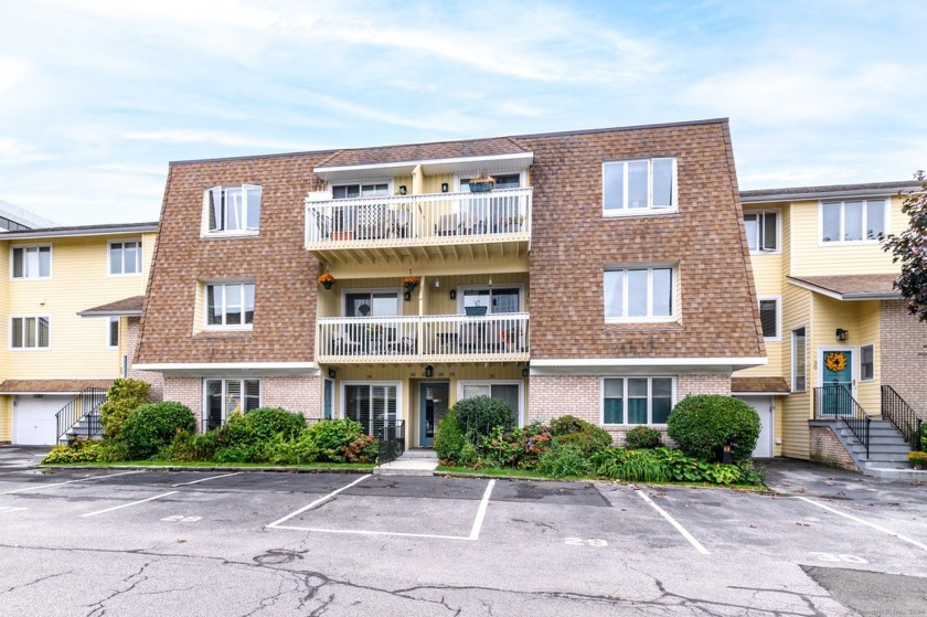 Welcome to this terrific one level unit at Marina Bay! Enjoy - Beach Condo for sale in Stamford, Connecticut on Beachhouse.com