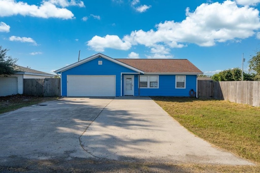 What a cozy, well maintained 3 bedroom, 2 bath coastal cottage - Beach Home for sale in Rockport, Texas on Beachhouse.com