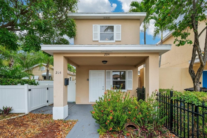 Discover this well maintained 3 bedroom, 2 bathroom residence - Beach Home for sale in Lake Worth, Florida on Beachhouse.com