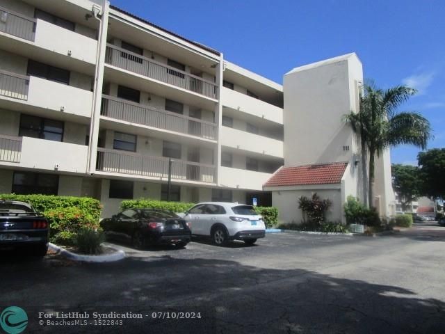 Excellent deal, lowest priced 2 bedroom, 2 bath unit in Emerald - Beach Condo for sale in Oakland Park, Florida on Beachhouse.com