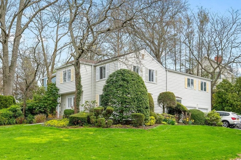 Welcome to Lake Success Golf Community and Great Neck South - Beach Home for sale in Great Neck, New York on Beachhouse.com