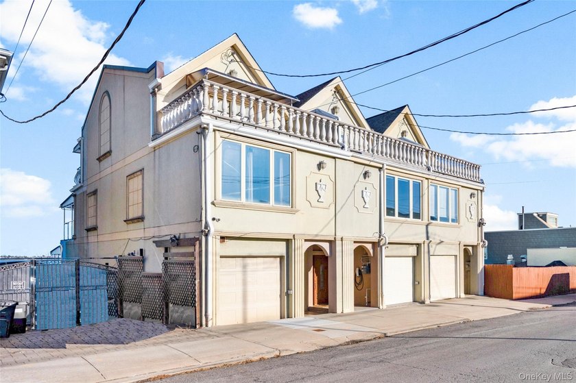 Welcome to luxury defined! This waterfront townhouse is perfect - Beach Home for sale in Bronx, New York on Beachhouse.com