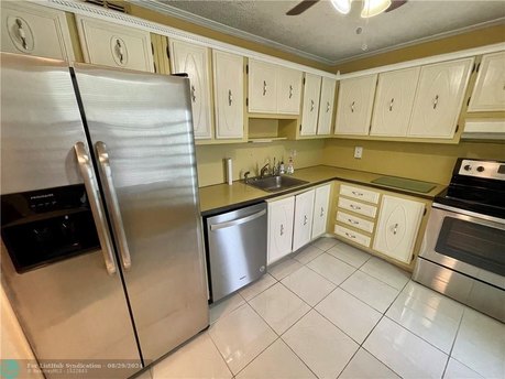 Spacious 2-Bedroom, 2-Bathroom Condo in the Oakland Estates - Beach Condo for sale in Lauderdale Lakes, Florida on Beachhouse.com