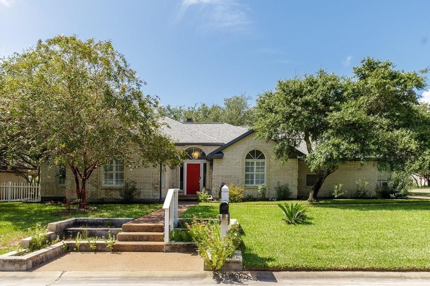 Welcome to Rockport Country Club living! This fairway home - Beach Home for sale in Rockport, Texas on Beachhouse.com