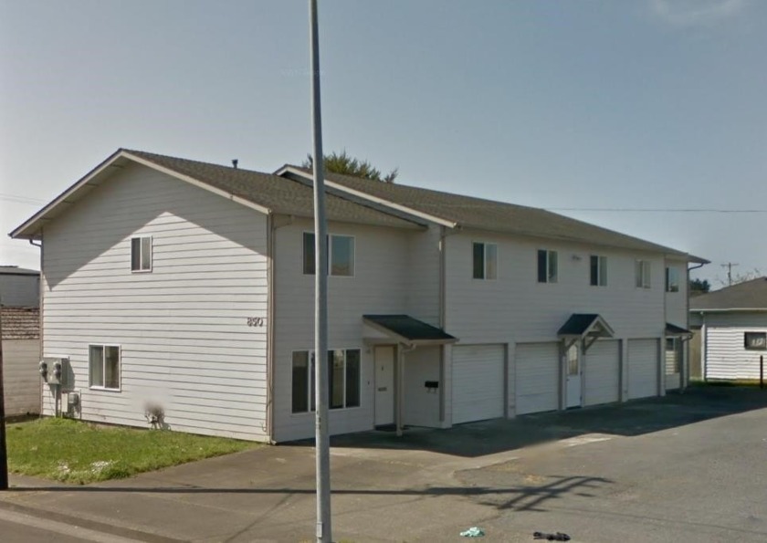 Well-maintained 4-unit apartment building with strong rental - Beach Lot for sale in Crescent City, California on Beachhouse.com