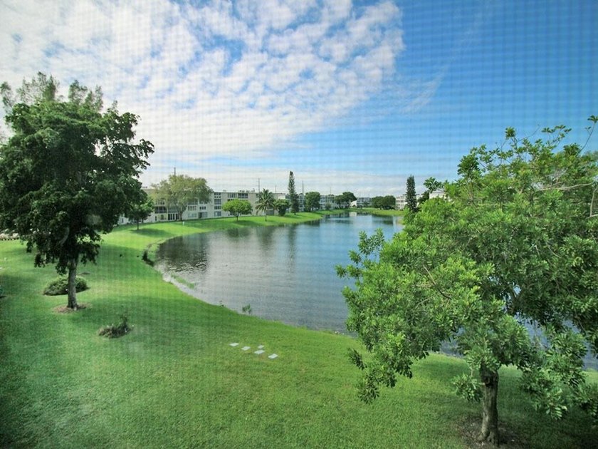 AMAZING OPPORTUNITY!  This charming & bright 2 bedrm, 1.5 bath - Beach Condo for sale in Deerfield Beach, Florida on Beachhouse.com