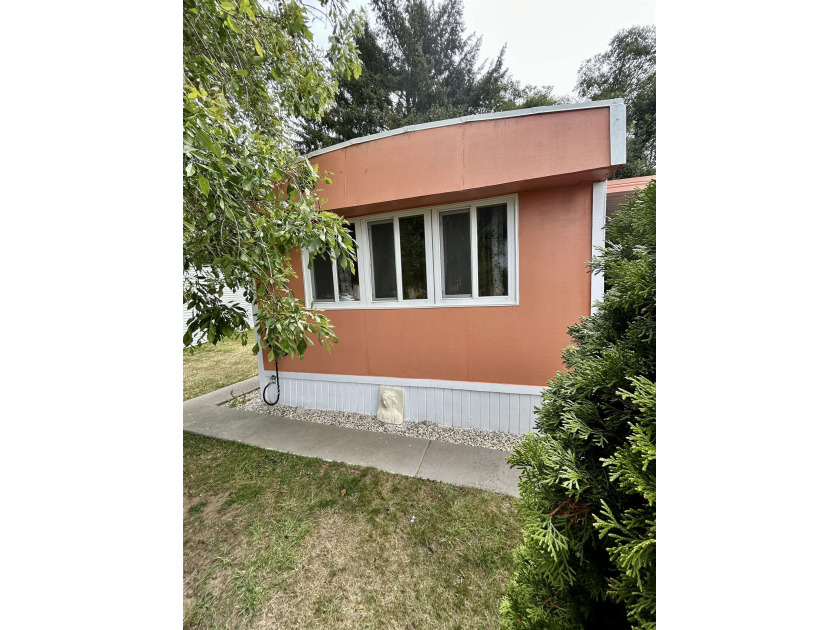 Welcome to this charming single-wide home in Pacific Terrace - Beach Home for sale in Crescent City, California on Beachhouse.com