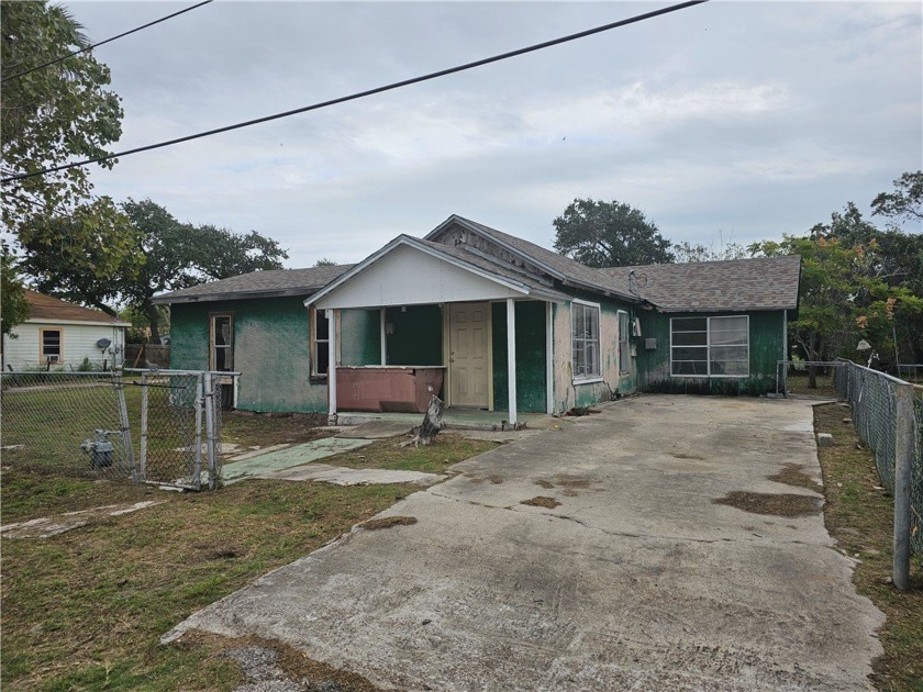 Wonderful investment opportunity in Rockport. Sitting on 2 lots - Beach Home for sale in Rockport, Texas on Beachhouse.com