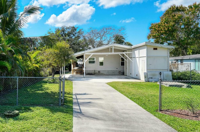 Absolutely beautifully kept 1984, financeable, RARE, water front - Beach Home for sale in Naples, Florida on Beachhouse.com