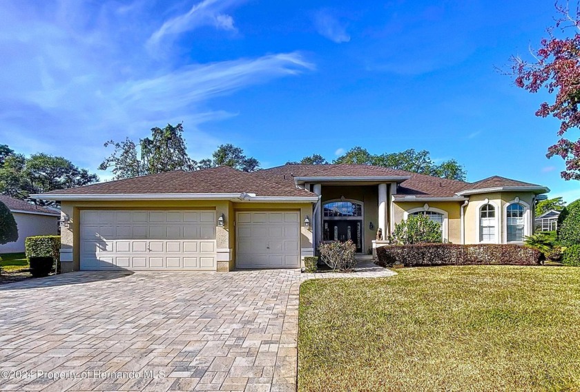 Beautifully situated 3+/3/3 pool home in upscale Silverthorn - Beach Home for sale in Spring Hill, Florida on Beachhouse.com