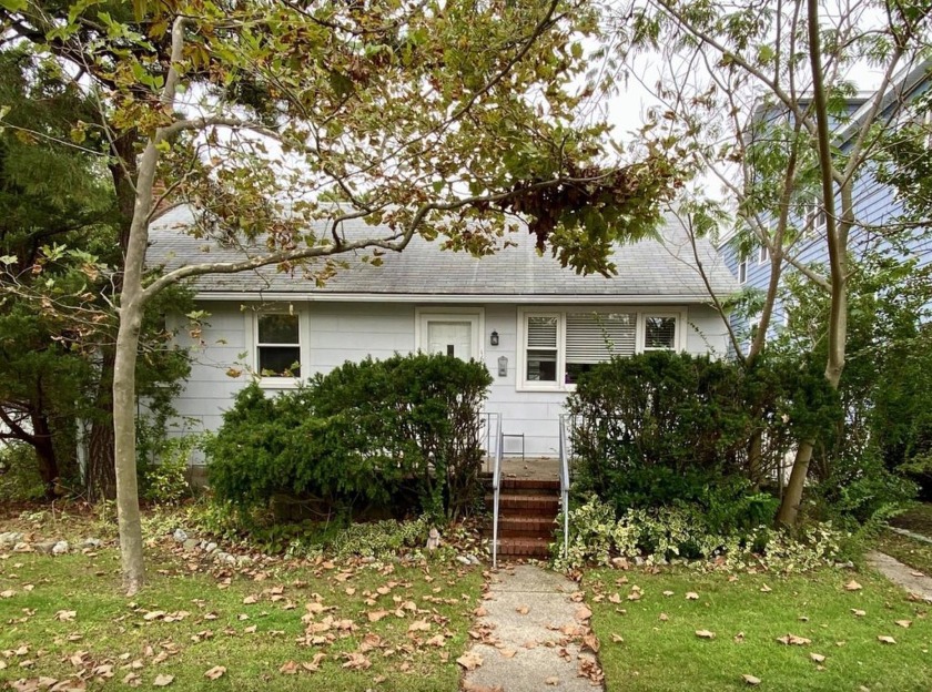AVALON CHARM! 161 24th Street is a wonderful opportunity for - Beach Home for sale in Avalon, New Jersey on Beachhouse.com