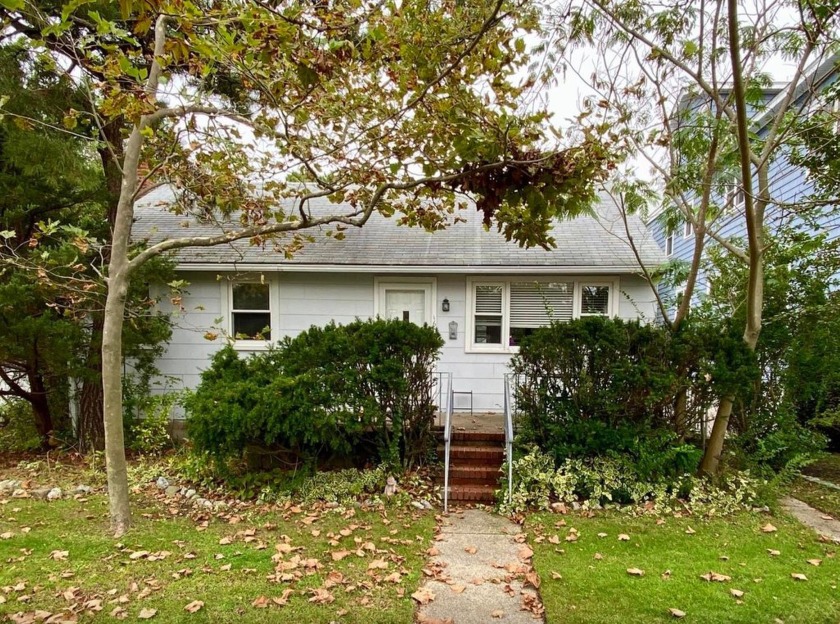 AVALON CHARM! 161 24th Street is a wonderful opportunity for - Beach Home for sale in Avalon, New Jersey on Beachhouse.com