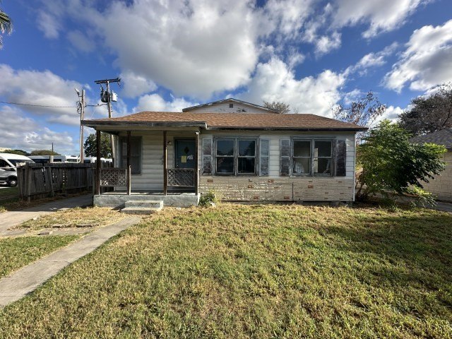 3 bedroom 2 bath home with muliple living spaces and detached - Beach Home for sale in Corpus Christi, Texas on Beachhouse.com