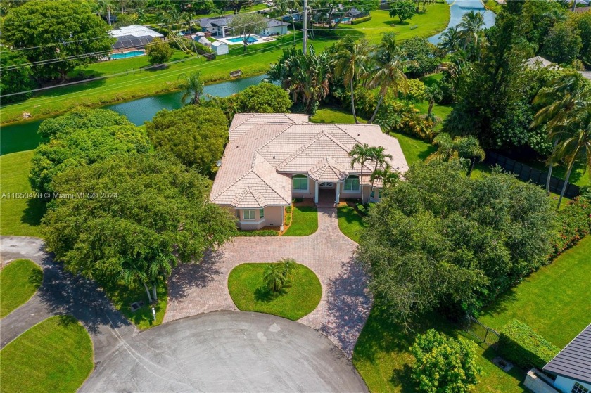 Welcome to this stunning 4-bedroom, 3-bathroom home in Palmetto - Beach Home for sale in Palmetto Bay, Florida on Beachhouse.com