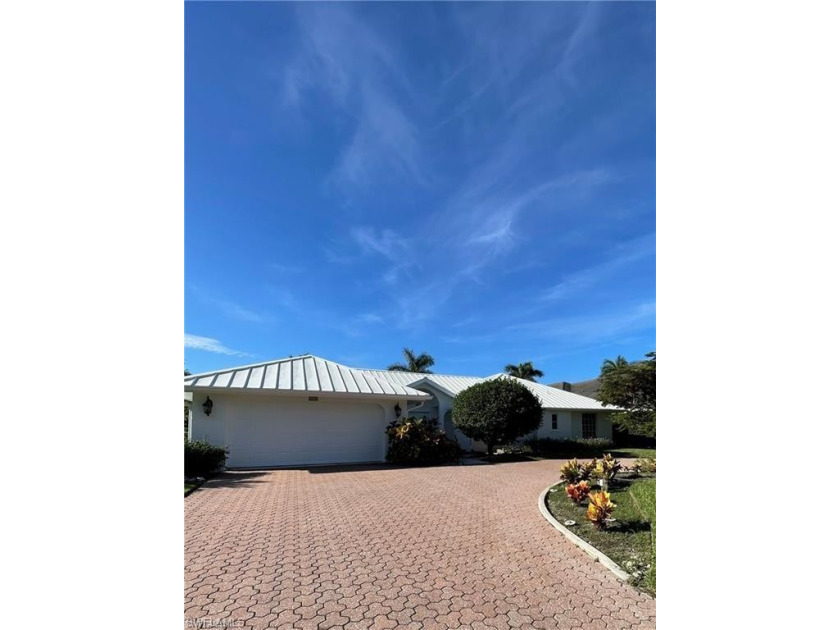 This Southern exposure 4 bedroom, 3 bath pool home has over 2 - Beach Home for sale in Naples, Florida on Beachhouse.com
