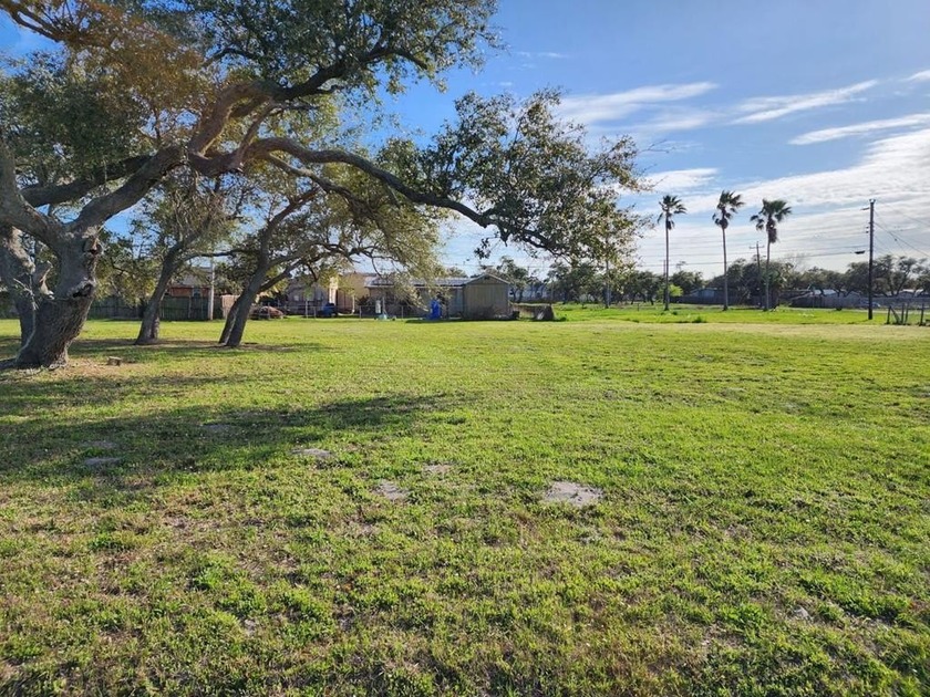 Great location! Lots of potential.  This georgeous lot awaits - Beach Lot for sale in Rockport, Texas on Beachhouse.com