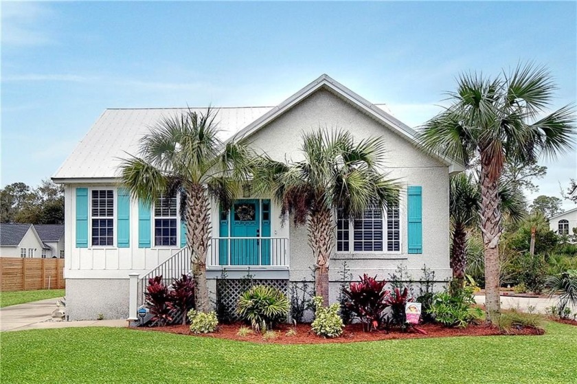 PRISTINE HOME! Curb appeal with beautiful landscaping! *Move in - Beach Home for sale in Saint Simons, Georgia on Beachhouse.com