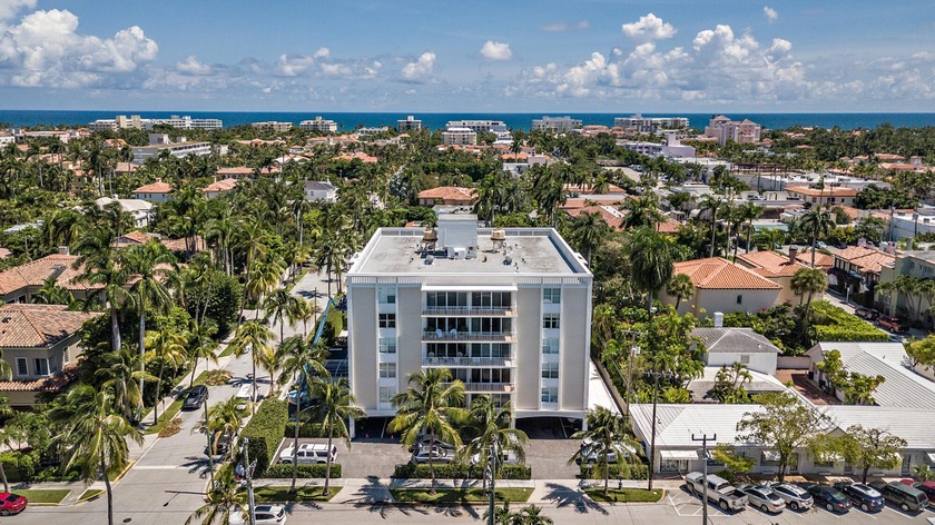Island House, redefined. This impeccably renovated 2-bedroom - Beach Condo for sale in Palm Beach, Florida on Beachhouse.com