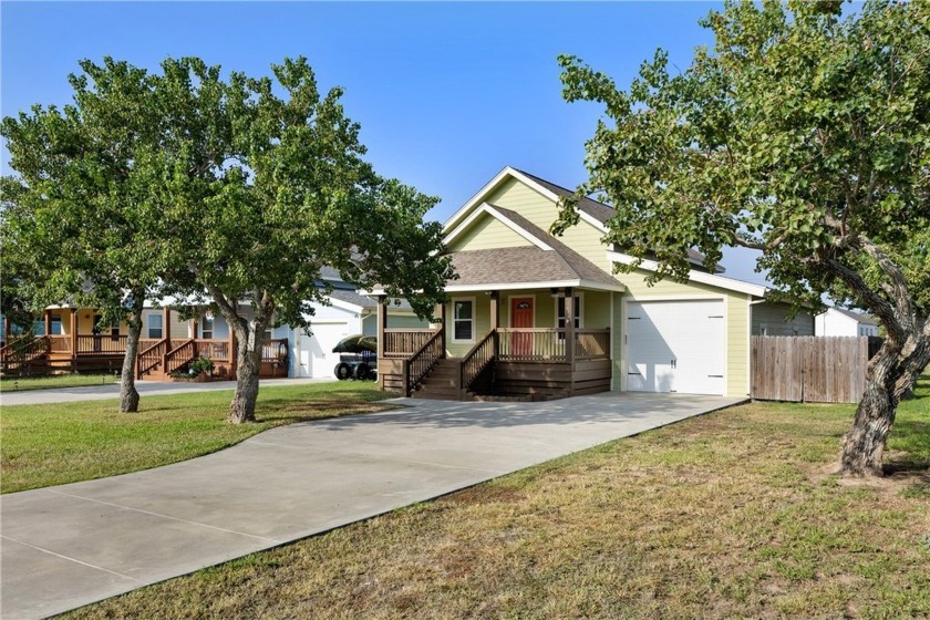 This 3 bedroom, 2.5 bath beautiful coastal cottage is only a - Beach Home for sale in Rockport, Texas on Beachhouse.com