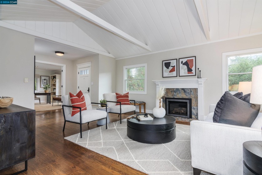 This Orinda Country Club updated classic home with large - Beach Home for sale in Orinda, California on Beachhouse.com