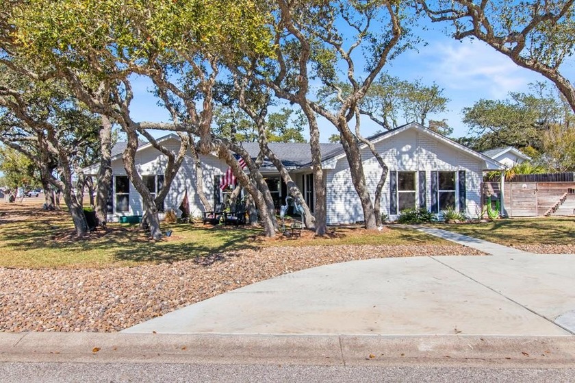 Beautifully updated and ideally located, this Harbor Oaks home - Beach Home for sale in Rockport, Texas on Beachhouse.com