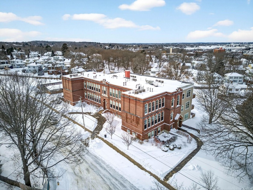 Filled with light, this end-unit condo feels like a private - Beach Condo for sale in South Portland, Maine on Beachhouse.com
